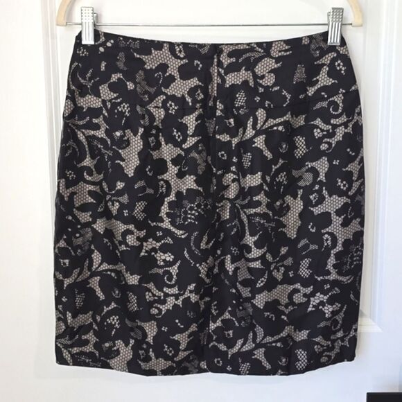 Banana Republic Black and Taupe Laced Print Silk Skirt - Size 6P - Picture 3 of 14